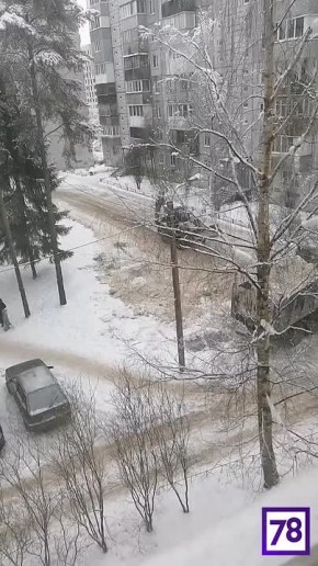 В Сертолово во время уборки снега уронили фонарный столб