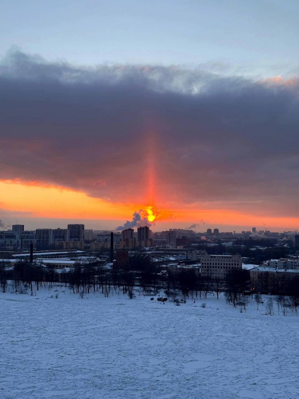 Красочный закат растянулся в редкое атмосферное явление — световой столб Красочный закат растянулся в редкое атмосферное явление — световой столб