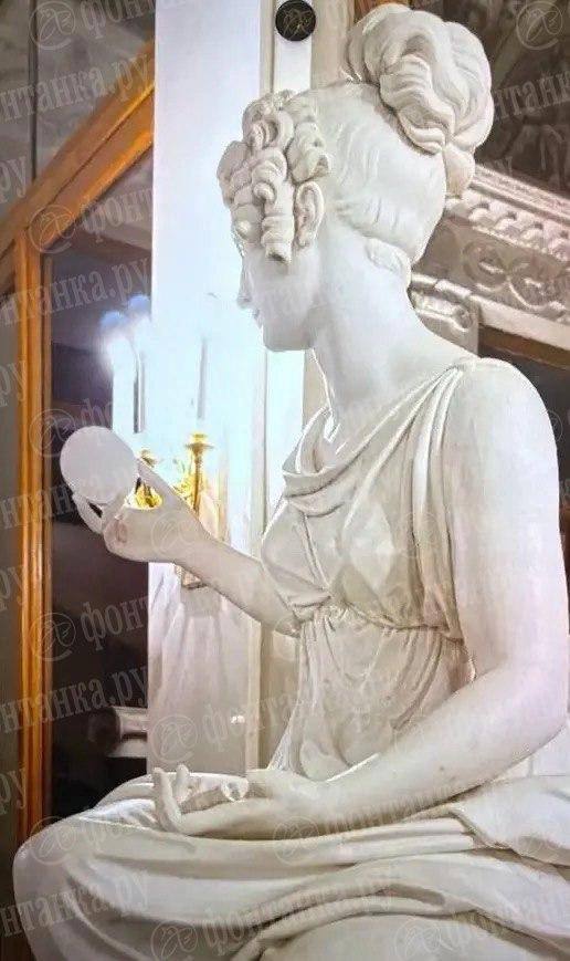 В Петербурге задержали туриста, который дотронулся до скульптуры «Императрица Александра Федоровна», стоящей на Октябрьской лестнице Эрмитажа В Петербурге задержали туриста, который дотронулся до скульптуры «Императрица Александра Федоровна», стоящей на Октябрьской лестнице Эрмитажа