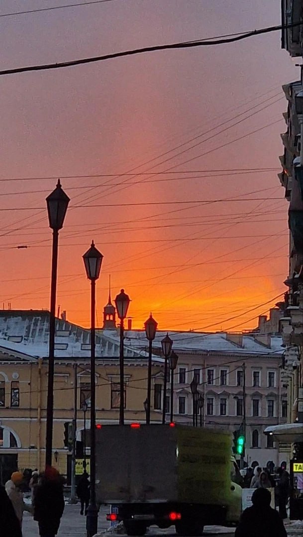 Красочный закат растянулся в редкое атмосферное явление — световой столб Красочный закат растянулся в редкое атмосферное явление — световой столб