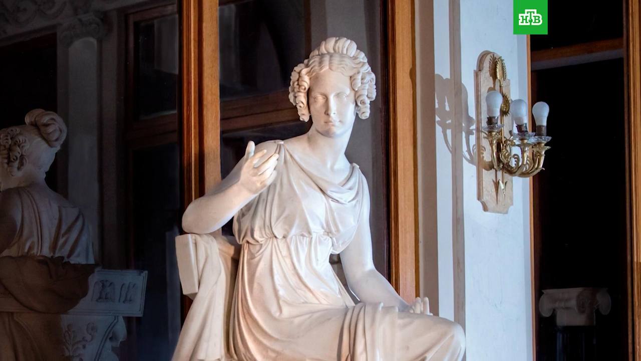 Посетитель Эрмитажа сломал палец статуи императрицы Александры Фёдоровны