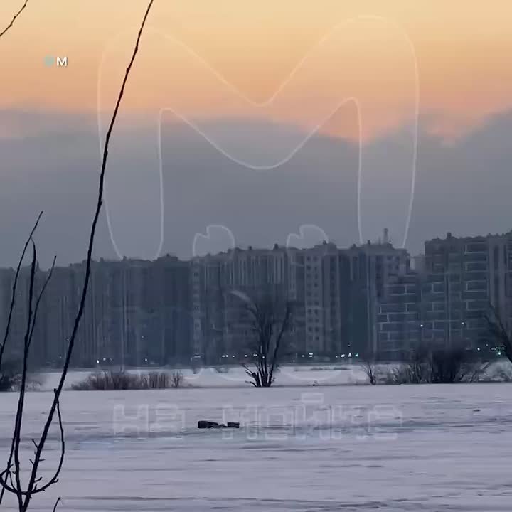 От винта в Мурино — парень закружил в поле перед Буграми на параплане