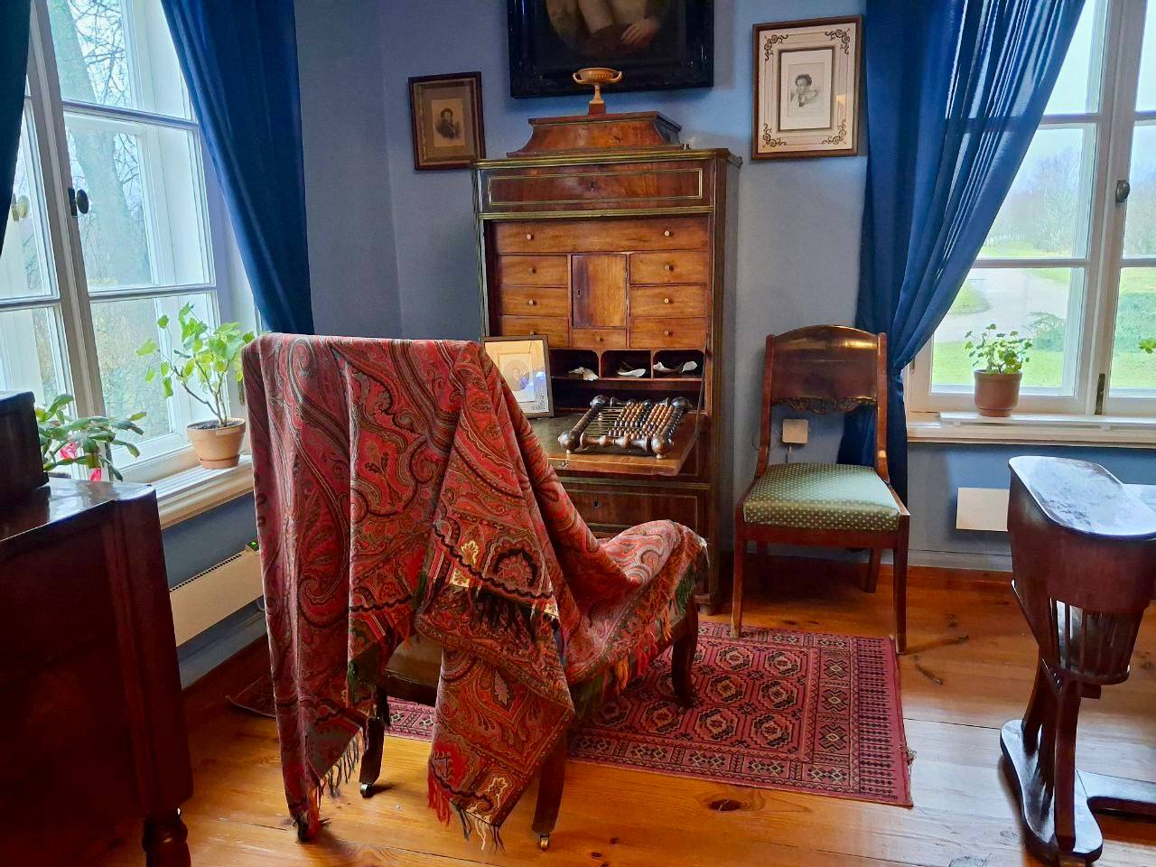 Здесь жила семья — прообраз Лариных Здесь жила семья — прообраз Лариных