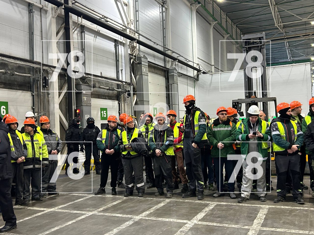 Полицейские продолжают проверку магазинов сети компании «Х-5 Ретейл Групп» Полицейские продолжают проверку магазинов сети компании «Х-5 Ретейл Групп»