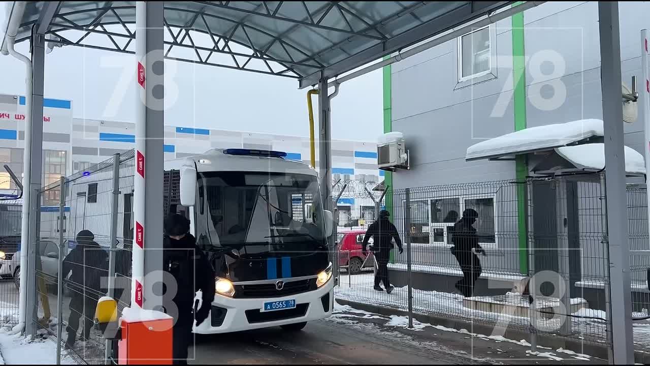 Полицейские продолжают проверку магазинов сети компании «Х-5 Ретейл Групп»