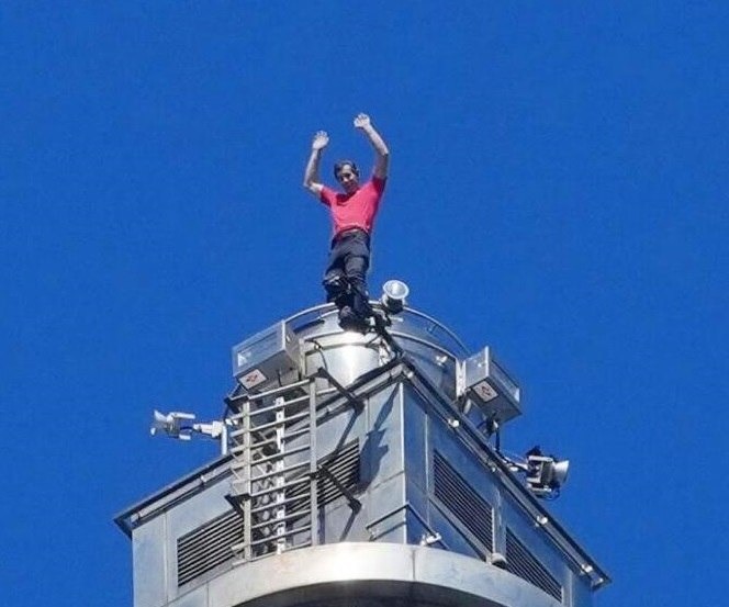 Человек-паук вернулся: американский скалолаз без страховки забрался на небоскрёб в Тайване Человек-паук вернулся: американский скалолаз без страховки забрался на небоскрёб в Тайване