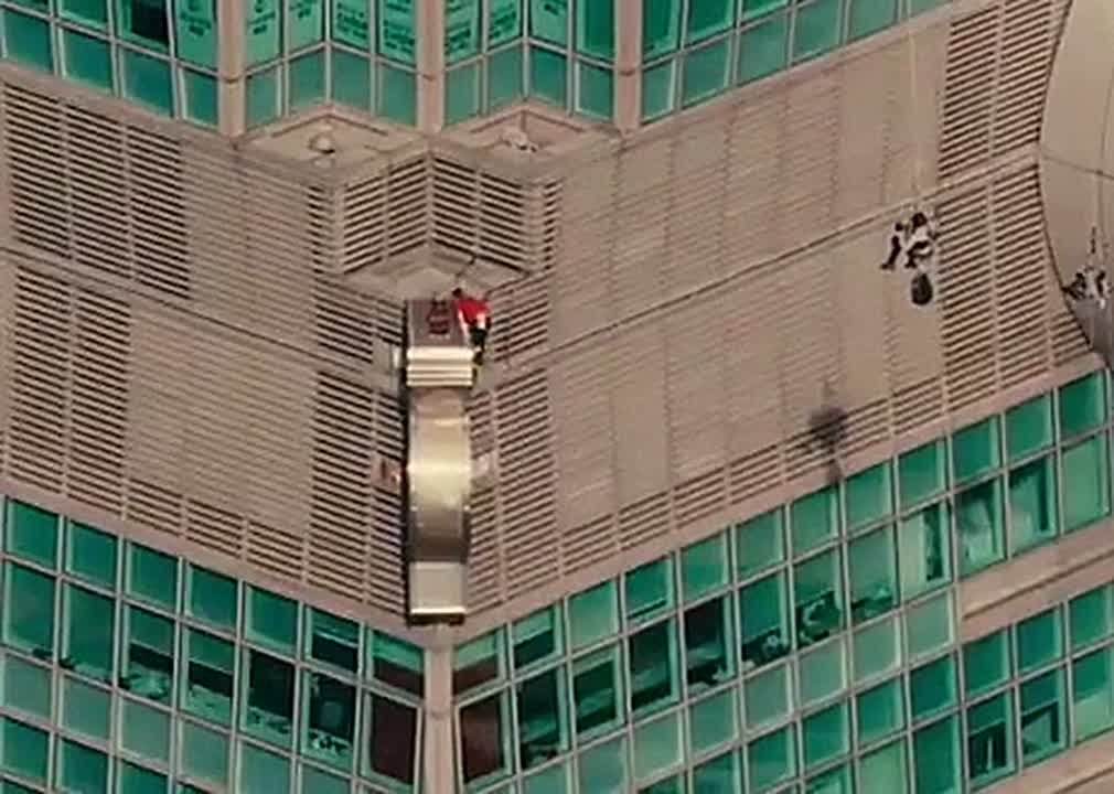 Человек-паук вернулся: американский скалолаз без страховки забрался на небоскрёб в Тайване
