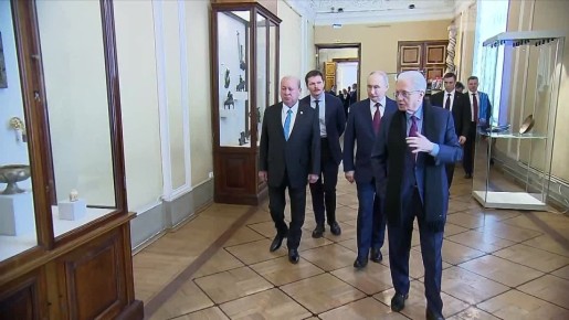 В Двадцатиколонном зале Эрмитажа Владимир Путин встретил верховного правителя Малайзии, прибывшего в Россию с частным визитом