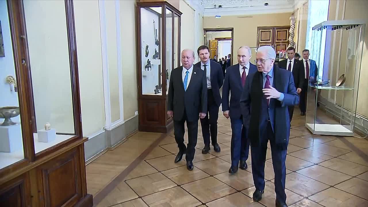 В Двадцатиколонном зале Эрмитажа Владимир Путин встретил верховного правителя Малайзии, прибывшего в Россию с частным визитом