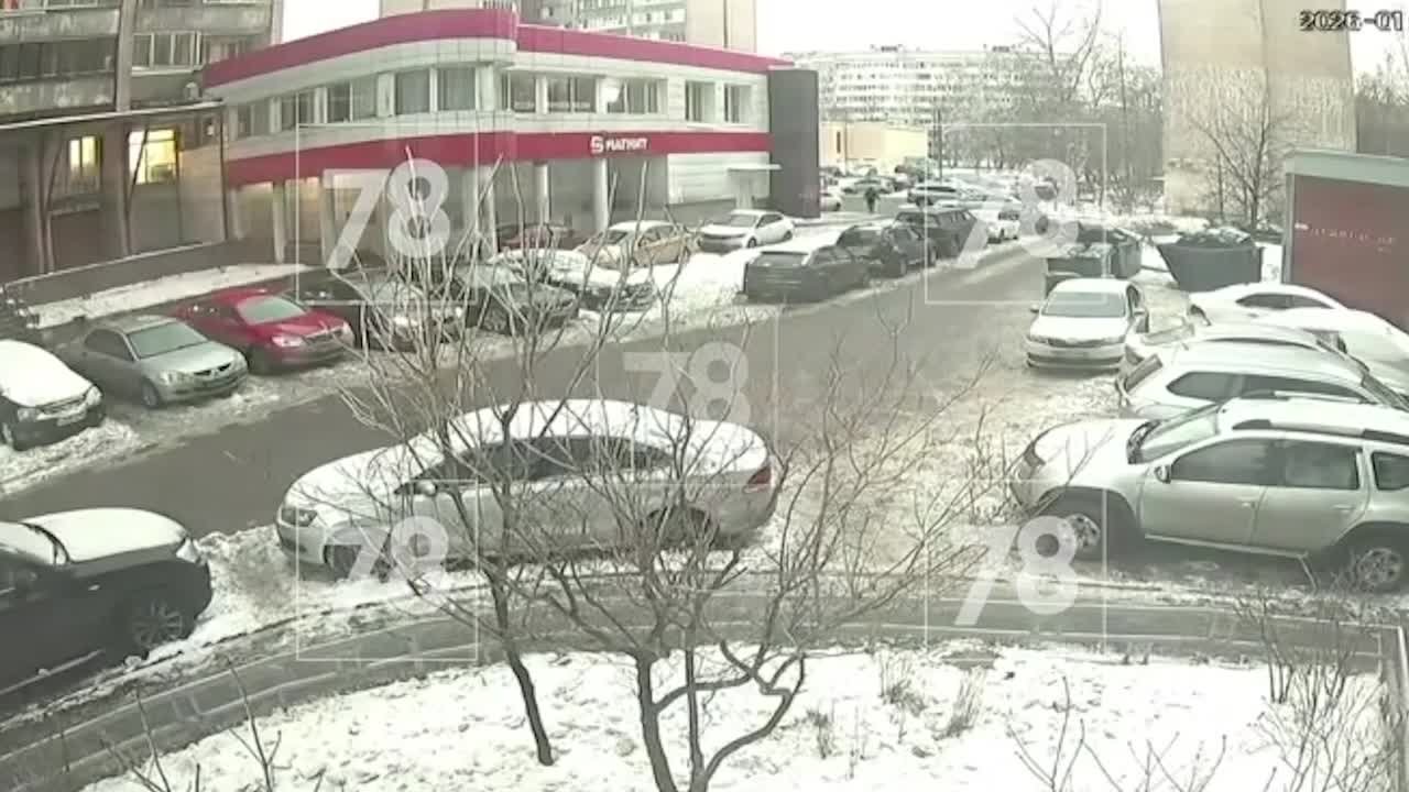 В распоряжении оказались кадры момента падения парня с 12 этажа общежития на Жени Егоровой