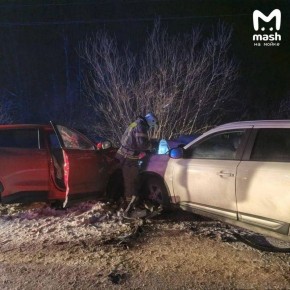 Беременную женщину буквально достали с того света после лобового столкновения двух машин возле деревни Оржицы Ломоносовского района