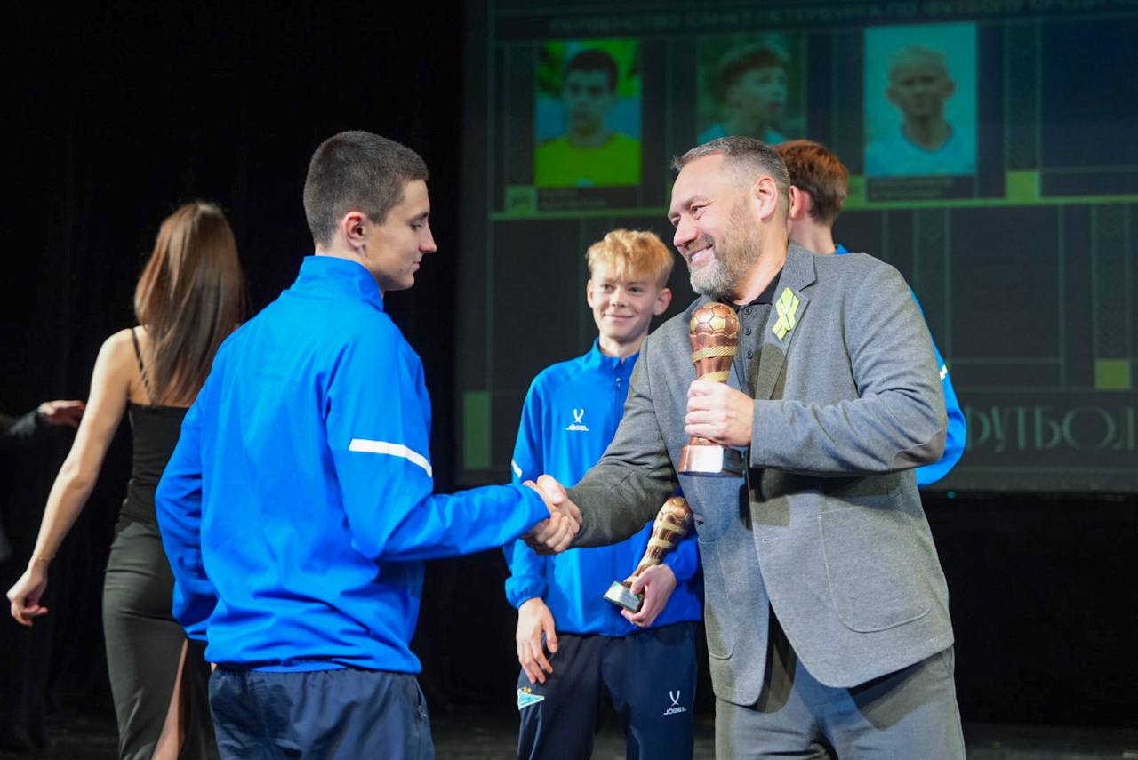 По итогам соревнований Федерации футбола Санкт-Петербурга осени 2025 года Александр Бельский наградил команды мальчиков от 14 до 17 лет клубов категории «А» Дивизион В.М. Боброва, а также ряд футболистов и тренеров По итогам соревнований Федерации футбола Санкт-Петербурга осени 2025 года Александр Бельский наградил команды мальчиков от 14 до 17 лет клубов категории «А» Дивизион В.М. Боброва, а также ряд футболистов и тренеров