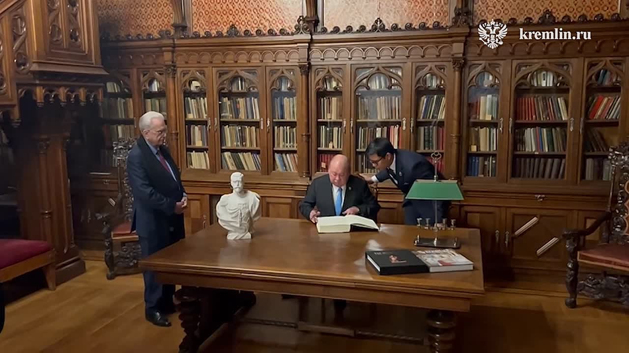 Король Малайзии султан Ибрагим после встречи с российским президентом оставил запись в книге почетных гостей Эрмитажа