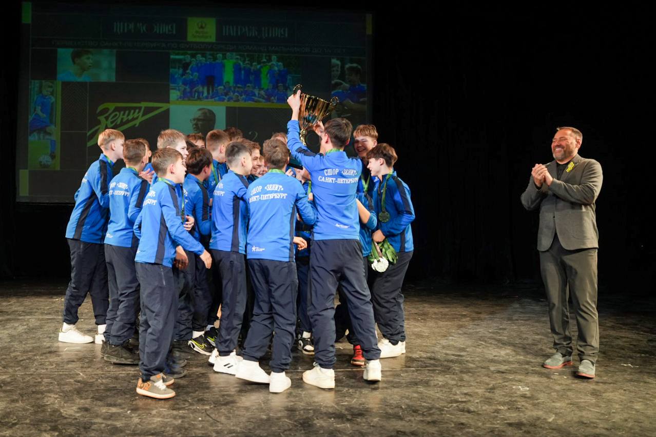 По итогам соревнований Федерации футбола Санкт-Петербурга осени 2025 года Александр Бельский наградил команды мальчиков от 14 до 17 лет клубов категории «А» Дивизион В.М. Боброва, а также ряд футболистов и тренеров