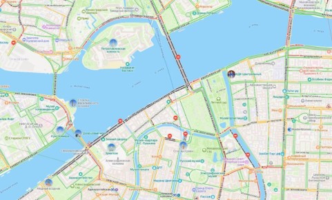 В центре города перекрытия — судя по онлайн-картам, проехать по Троицкому мосту и Дворцовой набережной сейчас нельзя