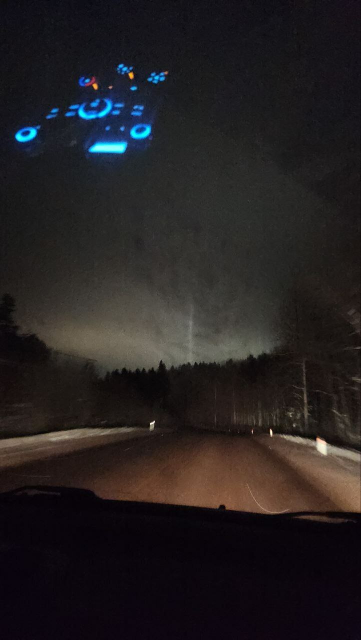 Над заснеженными просторами курорта в Ленобласти появились световые столбы Над заснеженными просторами курорта в Ленобласти появились световые столбы