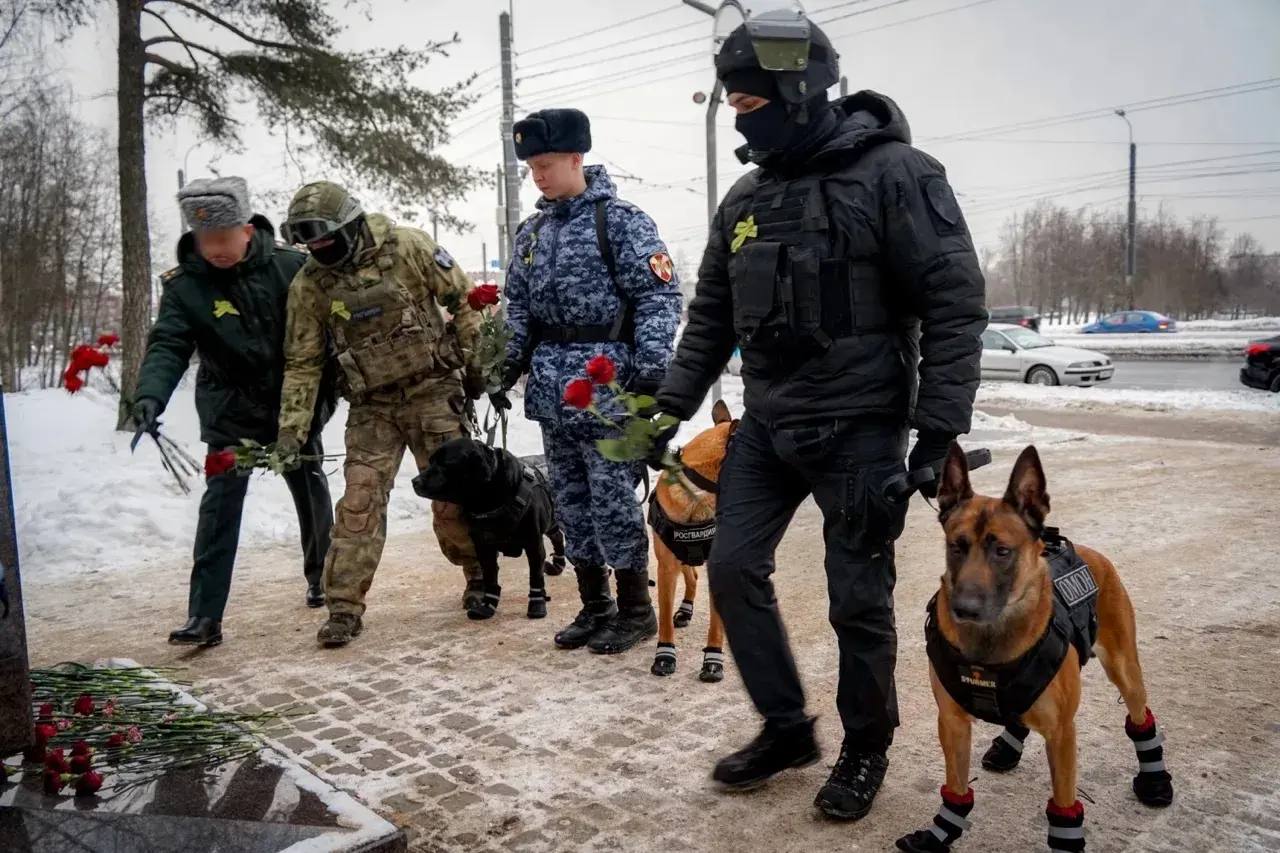 Кинологи Северо-Западного округа Росгвардии возложили цветы к мемориалу «Военным дрессировщикам и служебным собакам Ленинградского фронта» Кинологи Северо-Западного округа Росгвардии возложили цветы к мемориалу «Военным дрессировщикам и служебным собакам Ленинградского фронта»