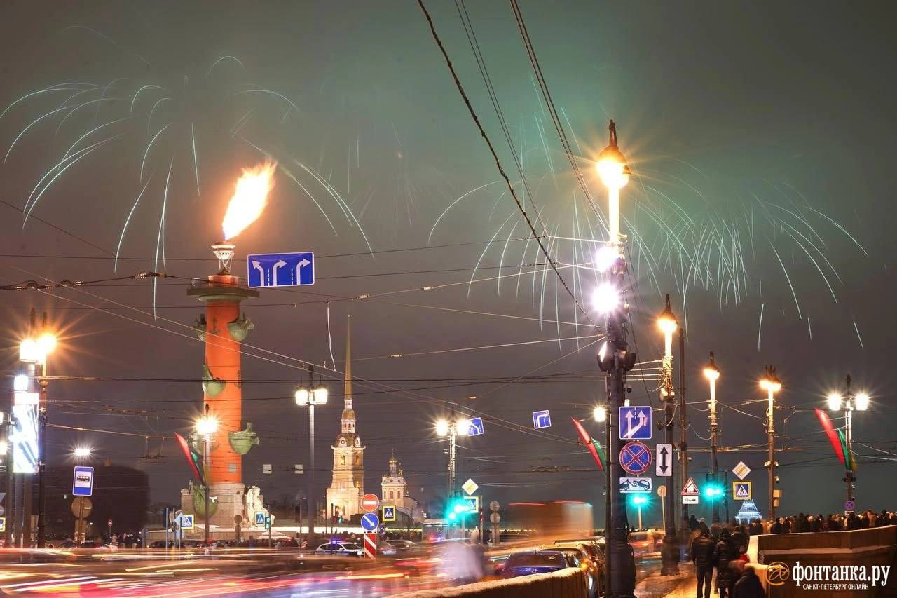Прогремевший праздничный салют в объективе фотографов «Фонтанки» Прогремевший праздничный салют в объективе фотографов «Фонтанки»