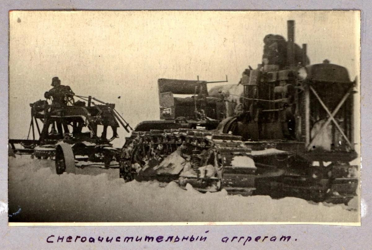 Выставка «Дорога жизни. Потерянный альбом» открылась в автобусном парке №1 на Днепропетровской улице Выставка «Дорога жизни. Потерянный альбом» открылась в автобусном парке №1 на Днепропетровской улице