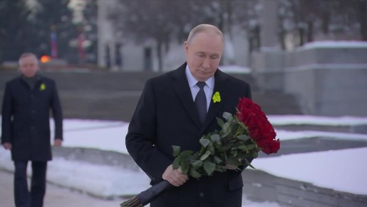 Владимир Путин возложил цветы к братской могиле, где похоронен его брат, умерший ребенком в блокадном Ленинграде