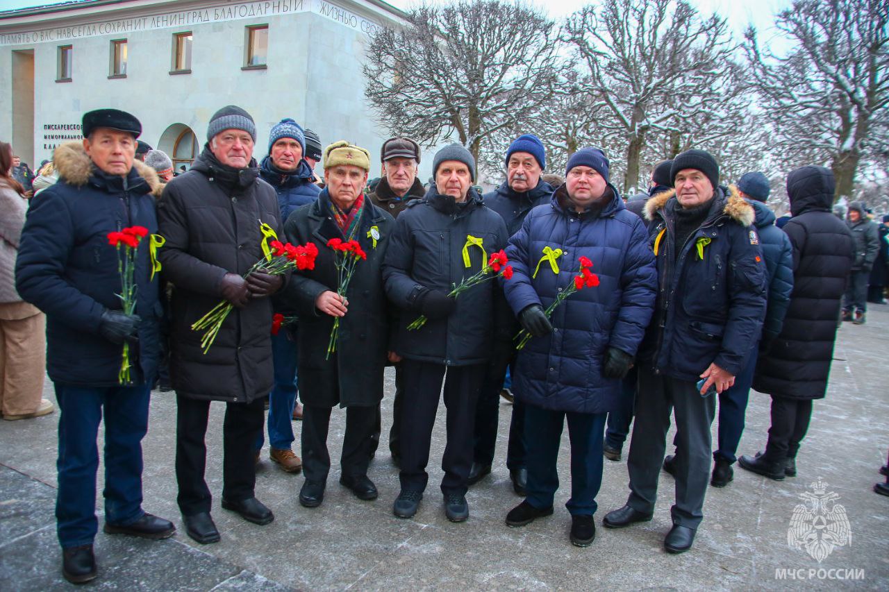 В День полного освобождения Ленинграда от фашистской блокады сотрудники МЧС России приняли участие в церемонии на Пискарёвском кладбище В День полного освобождения Ленинграда от фашистской блокады сотрудники МЧС России приняли участие в церемонии на Пискарёвском кладбище