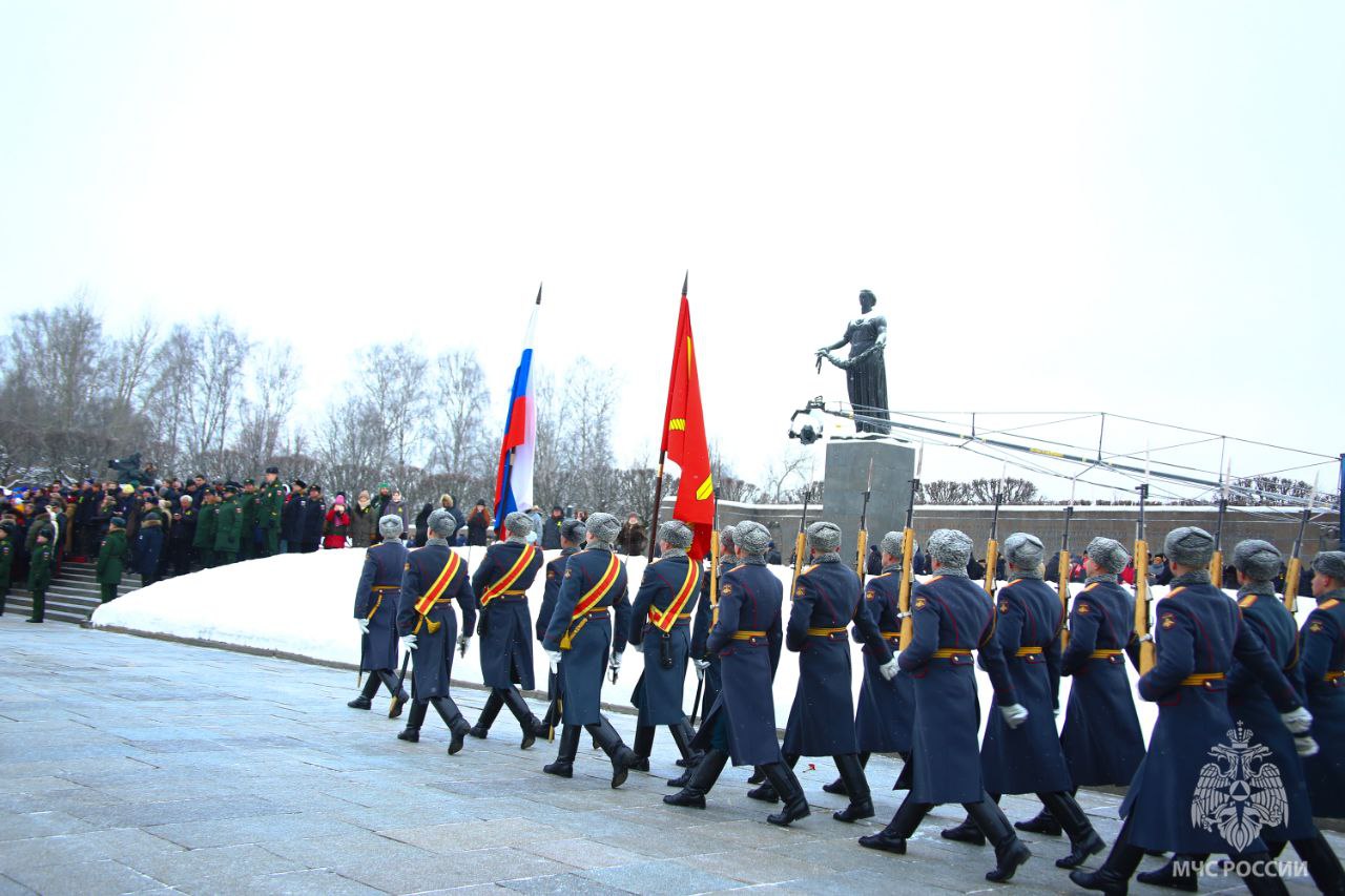 В День полного освобождения Ленинграда от фашистской блокады сотрудники МЧС России приняли участие в церемонии на Пискарёвском кладбище В День полного освобождения Ленинграда от фашистской блокады сотрудники МЧС России приняли участие в церемонии на Пискарёвском кладбище