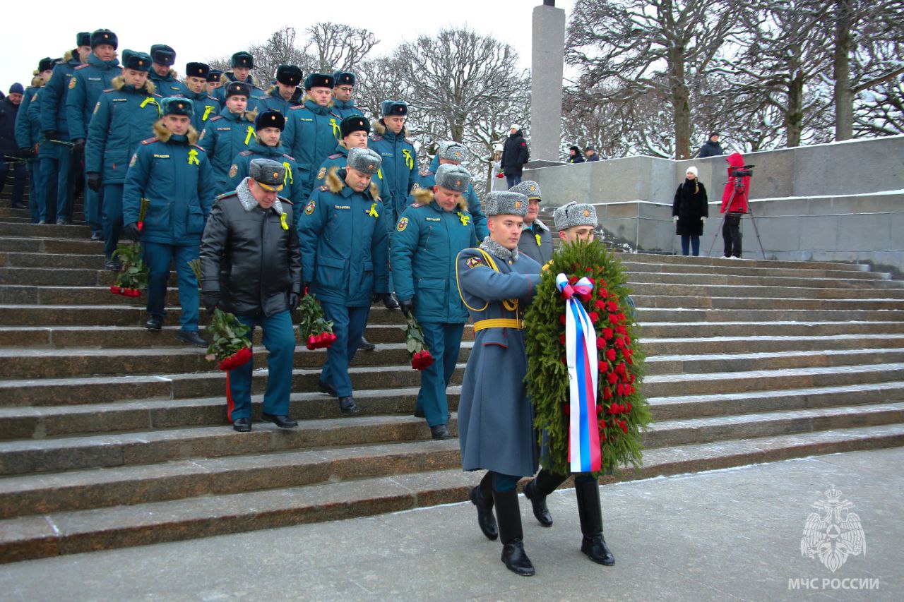 В День полного освобождения Ленинграда от фашистской блокады сотрудники МЧС России приняли участие в церемонии на Пискарёвском кладбище В День полного освобождения Ленинграда от фашистской блокады сотрудники МЧС России приняли участие в церемонии на Пискарёвском кладбище