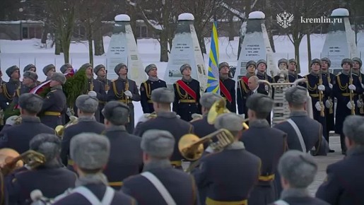 Путин на Пискарёвском кладбище возложил цветы к монументу «Мать-Родина», а также к братской могиле, в которой захоронен его старший брат Виктор, умерший ребенком во время блокады Ленинграда