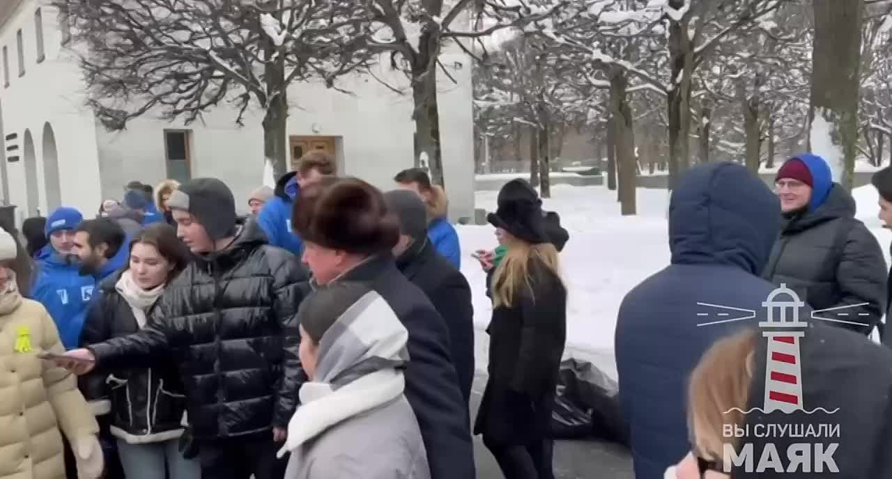 Мэр Санкт-Петербурга Беглов не сделал замечание девушкам, которые в январский мороз фотографировались с ним без шапок