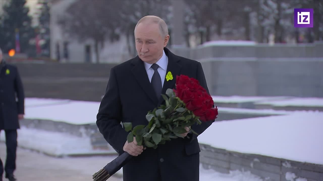 В 82-ю годовщину полного снятия блокады Ленинграда Владимир Путин приехал на Пискаревское мемориальное кладбище в Петербурге и возложил венок к подножию монумента "Мать-Родина"