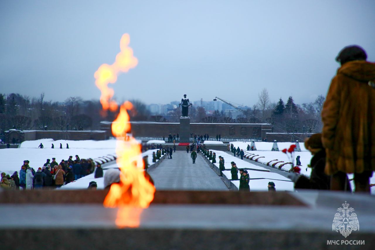 В День полного освобождения Ленинграда от фашистской блокады сотрудники МЧС России приняли участие в церемонии на Пискарёвском кладбище В День полного освобождения Ленинграда от фашистской блокады сотрудники МЧС России приняли участие в церемонии на Пискарёвском кладбище
