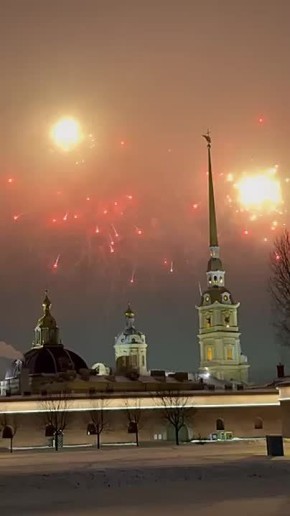 Праздничный салют завершил памятные мероприятия в Санкт-Петербурге в честь 82-й годовщины снятия блокады Ленинграда