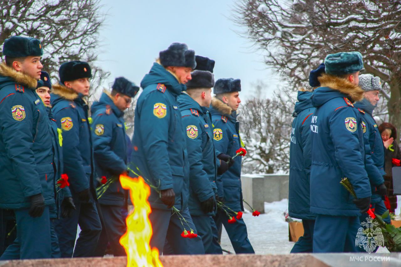 В День полного освобождения Ленинграда от фашистской блокады сотрудники МЧС России приняли участие в церемонии на Пискарёвском кладбище В День полного освобождения Ленинграда от фашистской блокады сотрудники МЧС России приняли участие в церемонии на Пискарёвском кладбище