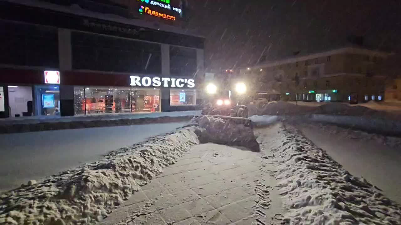 Город засыпает, просыпаются коммунальщики