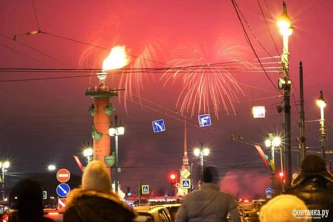 Прогремевший праздничный салют в объективе фотографов «Фонтанки» Прогремевший праздничный салют в объективе фотографов «Фонтанки»