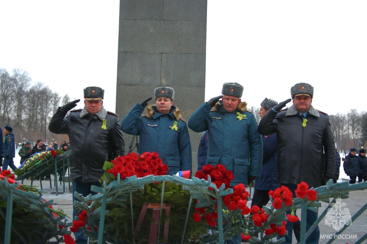 В День полного освобождения Ленинграда от фашистской блокады сотрудники МЧС России приняли участие в церемонии на Пискарёвском кладбище В День полного освобождения Ленинграда от фашистской блокады сотрудники МЧС России приняли участие в церемонии на Пискарёвском кладбище