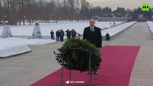 Путин возложил венок к монументу «Мать-Родина» на Пискарёвском кладбище в Петербурге