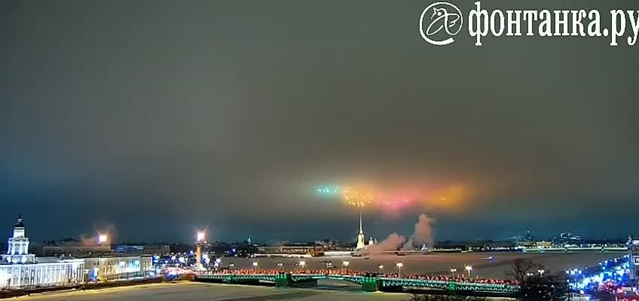 Салют гремит над Невой в день 82-й годовщины освобождения Ленинграда от фашистской блокады