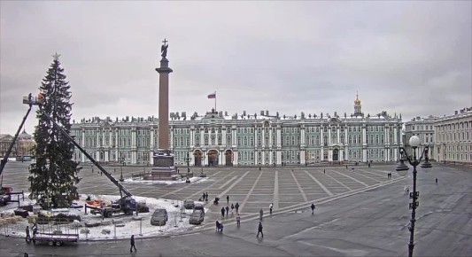 На Дворцовой площади начали демонтировать главную новогоднюю елочку