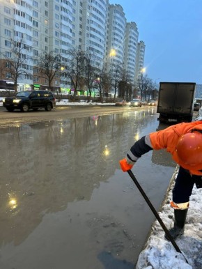 Улица Маршала Захарова утром превратилась в реку