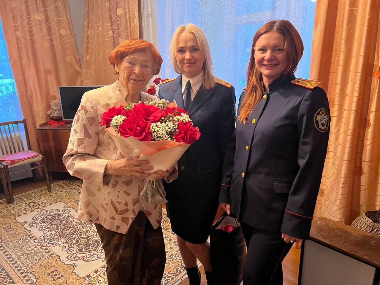 Сотрудники территориальных следственных отделов ГСУ СК России по городу Санкт-Петербургу навестили ветеранов Великой Отечественной войны в связи с празднованием дня полного освобождения Ленинграда от фашистской блокады Сотрудники территориальных следственных отделов ГСУ СК России по городу Санкт-Петербургу навестили ветеранов Великой Отечественной войны в связи с празднованием дня полного освобождения Ленинграда от фашистской блокады