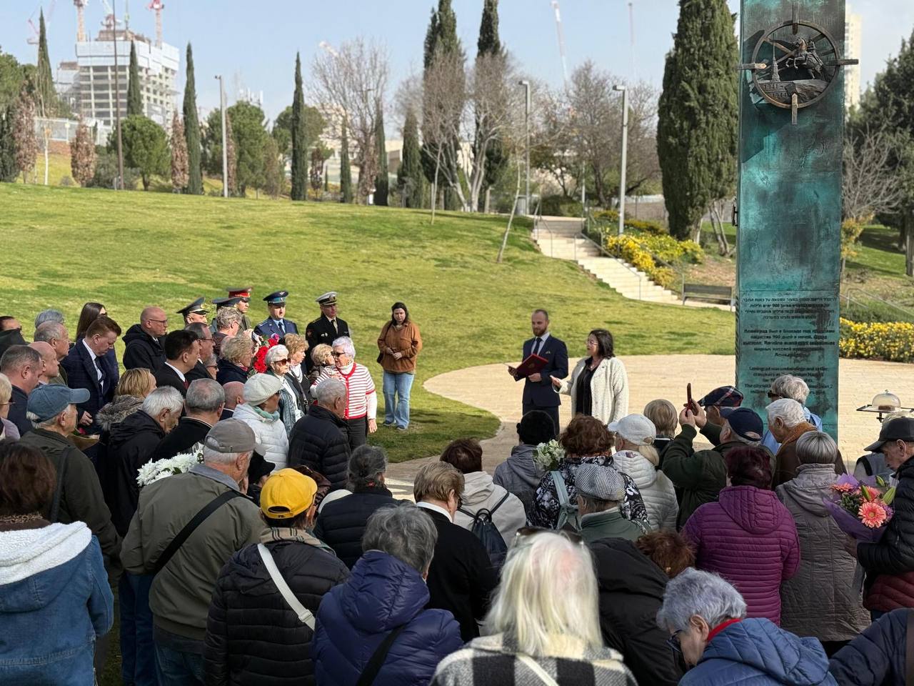 27 января в г. Иерусалиме по случаю 82-й годовщины полного освобождения Ленинграда от фашистской блокады и Международного дня памяти жертв Холокоста Посол России в Израиле А.Д.Викторов принял участие в церемонии возложения... 27 января в г. Иерусалиме по случаю 82-й годовщины полного освобождения Ленинграда от фашистской блокады и Международного дня памяти жертв Холокоста Посол России в Израиле А.Д.Викторов принял участие в церемонии возложения...