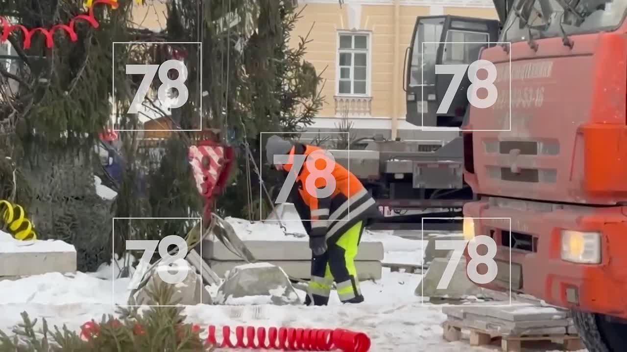 На Дворцовой площади демонтируют новогоднюю ель