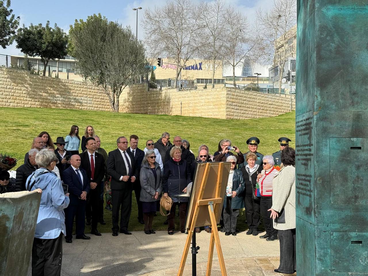 27 января в г. Иерусалиме по случаю 82-й годовщины полного освобождения Ленинграда от фашистской блокады и Международного дня памяти жертв Холокоста Посол России в Израиле А.Д.Викторов принял участие в церемонии возложения... 27 января в г. Иерусалиме по случаю 82-й годовщины полного освобождения Ленинграда от фашистской блокады и Международного дня памяти жертв Холокоста Посол России в Израиле А.Д.Викторов принял участие в церемонии возложения...