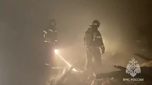 Более 300 квадратных метров складского ангара тушили минувшим вечером во Мге