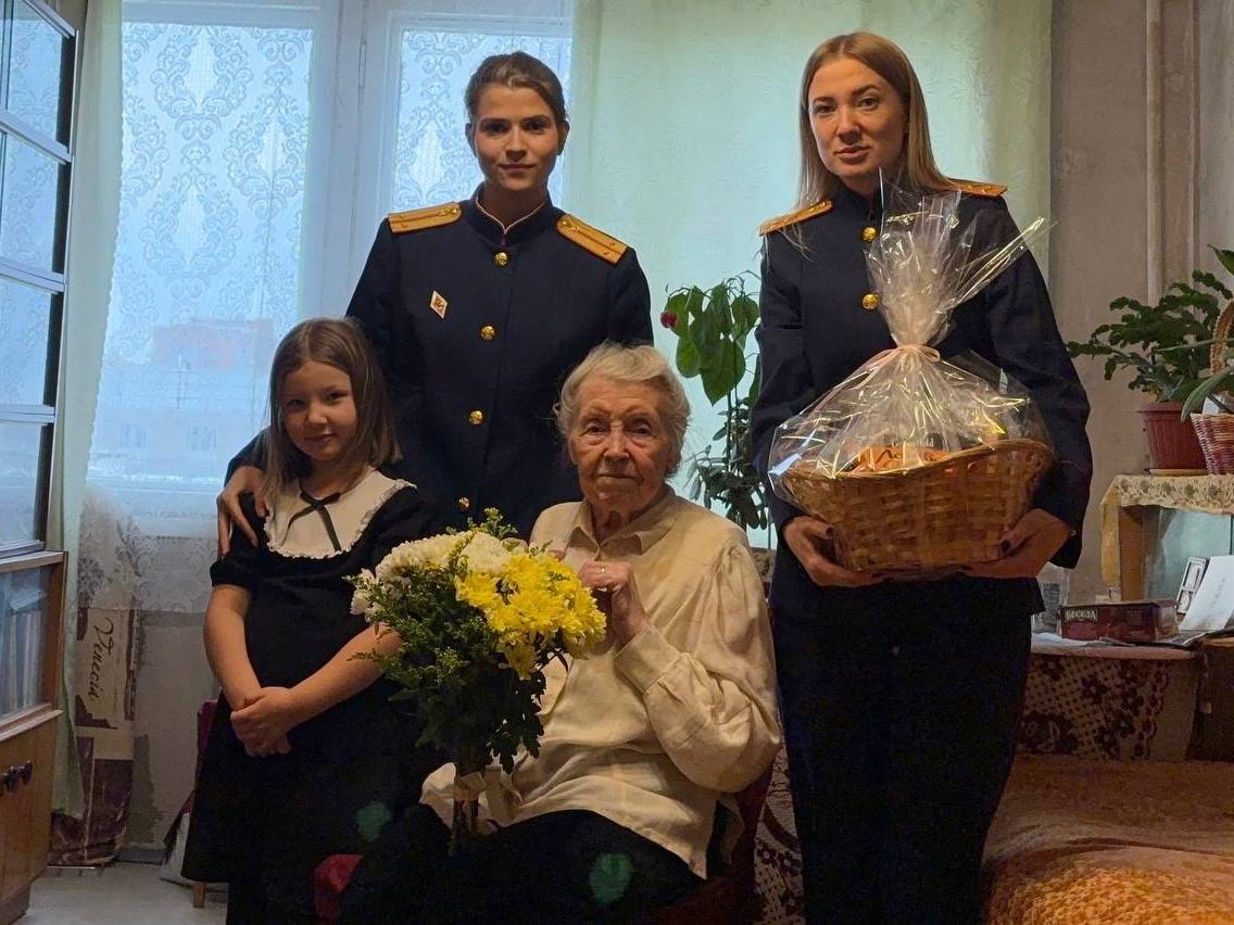 Сотрудники территориальных следственных отделов ГСУ СК России по городу Санкт-Петербургу навестили ветеранов Великой Отечественной войны в связи с празднованием дня полного освобождения Ленинграда от фашистской блокады Сотрудники территориальных следственных отделов ГСУ СК России по городу Санкт-Петербургу навестили ветеранов Великой Отечественной войны в связи с празднованием дня полного освобождения Ленинграда от фашистской блокады