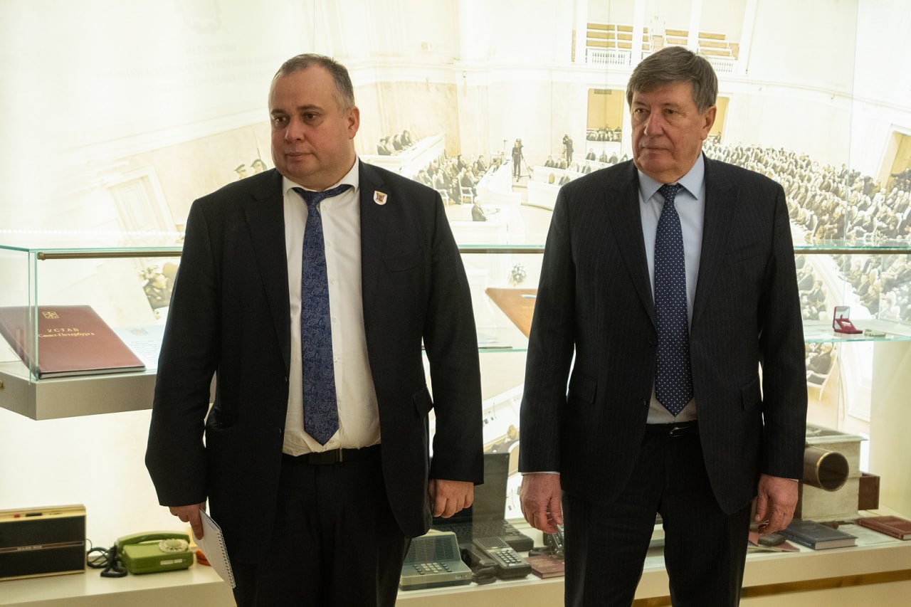 Состоялась церемония передачи в дар Законодательному Собранию книг «Творцы Ленинградской Победы» Состоялась церемония передачи в дар Законодательному Собранию книг «Творцы Ленинградской Победы»