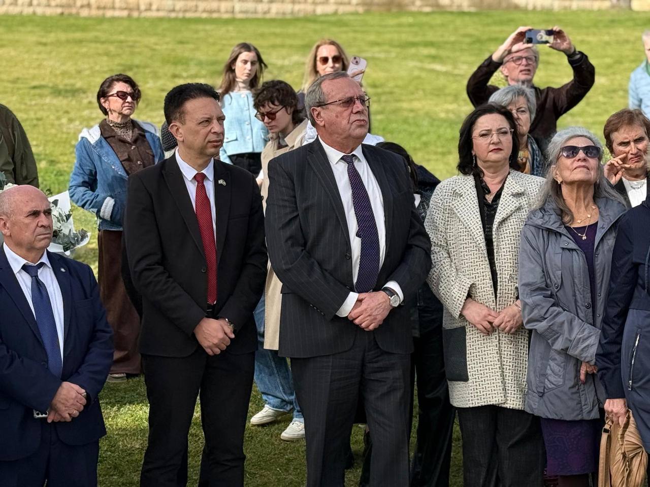 27 января в г. Иерусалиме по случаю 82-й годовщины полного освобождения Ленинграда от фашистской блокады и Международного дня памяти жертв Холокоста Посол России в Израиле А.Д.Викторов принял участие в церемонии возложения... 27 января в г. Иерусалиме по случаю 82-й годовщины полного освобождения Ленинграда от фашистской блокады и Международного дня памяти жертв Холокоста Посол России в Израиле А.Д.Викторов принял участие в церемонии возложения...