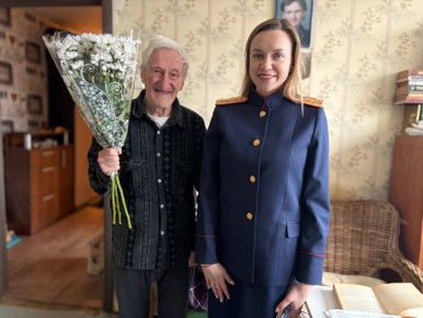 Сотрудники территориальных следственных отделов ГСУ СК России по городу Санкт-Петербургу навестили ветеранов Великой Отечественной войны в связи с празднованием дня полного освобождения Ленинграда от фашистской блокады