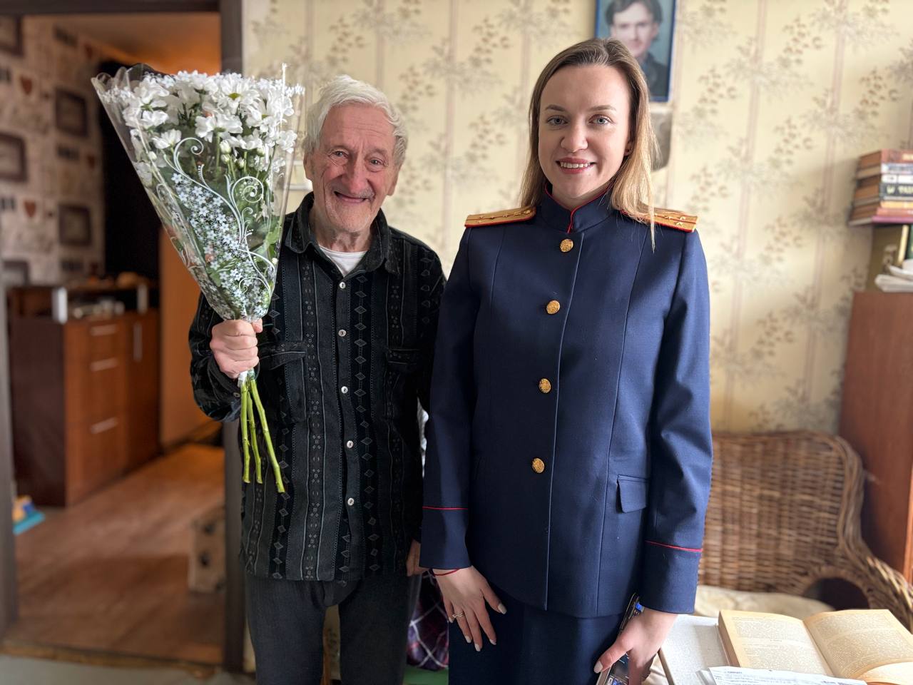 Сотрудники территориальных следственных отделов ГСУ СК России по городу Санкт-Петербургу навестили ветеранов Великой Отечественной войны в связи с празднованием дня полного освобождения Ленинграда от фашистской блокады